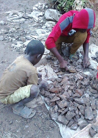 children_sorting_and_crushing_cobalt_ore_in_the_neighbourhood_of_kasulo__kolwezi__drc-100638675-orig